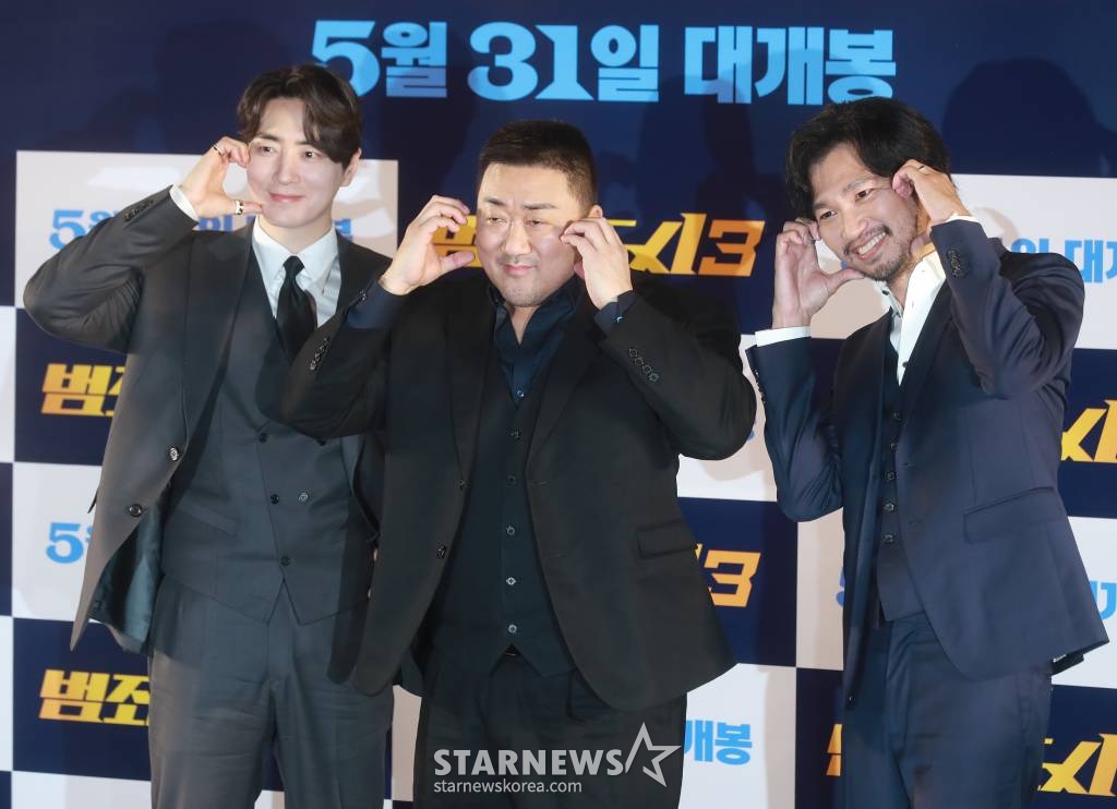 배우 이준혁, 마동석, 아오키 무네타카가 9일 오전 서울 강남구 메가박스 코엑스에서 진행된 영화 '범죄도시3'(감독 이상용) 제작발표회에 참석해 포즈를 취하고 있다. 대체불가 괴물형사 마석도(마동석)가 서울 광수대로 이동 후, 신종 마약 범죄 사건의 배후인 주성철(이준혁)과 마약 사건에 연루된 또 다른 빌런 리키(아오키 무네타카)를 잡기 위해 펼치는 통쾌한 범죄 소탕 작전을 그린 영화 '범죄도시3'는 오는 31일 개봉한다. /2023.05.09 /사진=이동훈 기자 photoguy@
