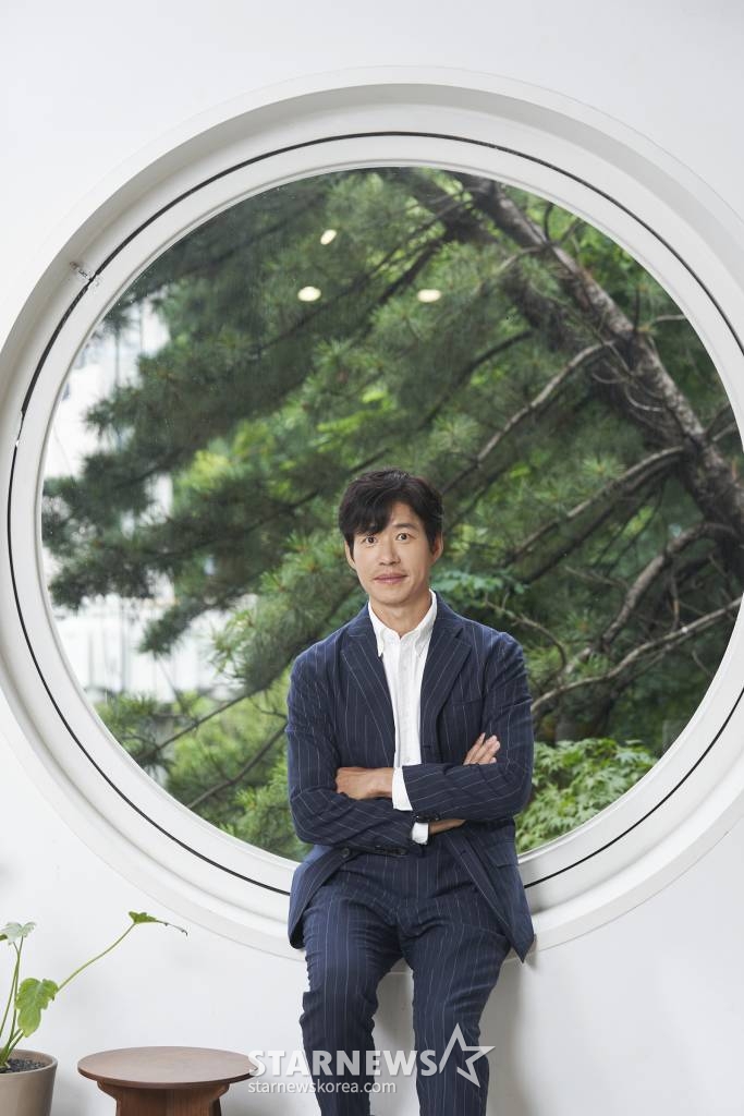 배우 유준상이 26일 오후 서울 강남구의 한 카페에서 진행된 뮤지컬 '그날들' 관련 인터뷰를 위해 포즈를 취하고 있다. 유준상이 합류한 창작 뮤지컬 '그날들'은 세월이 흘러도 변치 않는 감동을 선사하는 고 김광석이 부른 명곡들로 구성된 주크박스 뮤지컬. 여기에 청와대를 배경으로 20년의 세월을 넘나드는 영화 같은 스토리와 완성도 높은 무대로 많은 사랑을 받았다. 이번 '그날들'의 10주년 기념 공연에는 초연부터 전 시즌을 참여한 유준상과 서현철 이정열 김산호 박정표를 비롯해 오종혁 지창욱 김지현 최서연 제이민에 김건우, 영재 등도 합하며 호화 라인업을 완성했다. '그날들' 10주년 공연은 오는 7월 12일부터 9월 3일까지 서울 예술의전당 오페라 극장에서 열릴 예정이다. / 사진제공 = 인사이트엔터테인먼트 /사진=김창현 기자 chmt@