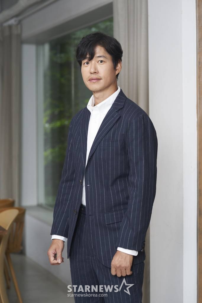 배우 유준상이 26일 오후 서울 강남구의 한 카페에서 진행된 뮤지컬 '그날들' 관련 인터뷰를 위해 포즈를 취하고 있다. 유준상이 합류한 창작 뮤지컬 '그날들'은 세월이 흘러도 변치 않는 감동을 선사하는 고 김광석이 부른 명곡들로 구성된 주크박스 뮤지컬. 여기에 청와대를 배경으로 20년의 세월을 넘나드는 영화 같은 스토리와 완성도 높은 무대로 많은 사랑을 받았다. 이번 '그날들'의 10주년 기념 공연에는 초연부터 전 시즌을 참여한 유준상과 서현철 이정열 김산호 박정표를 비롯해 오종혁 지창욱 김지현 최서연 제이민에 김건우, 영재 등도 합하며 호화 라인업을 완성했다. '그날들' 10주년 공연은 오는 7월 12일부터 9월 3일까지 서울 예술의전당 오페라 극장에서 열릴 예정이다. / 사진제공 = 인사이트엔터테인먼트 /사진=김창현 기자 chmt@