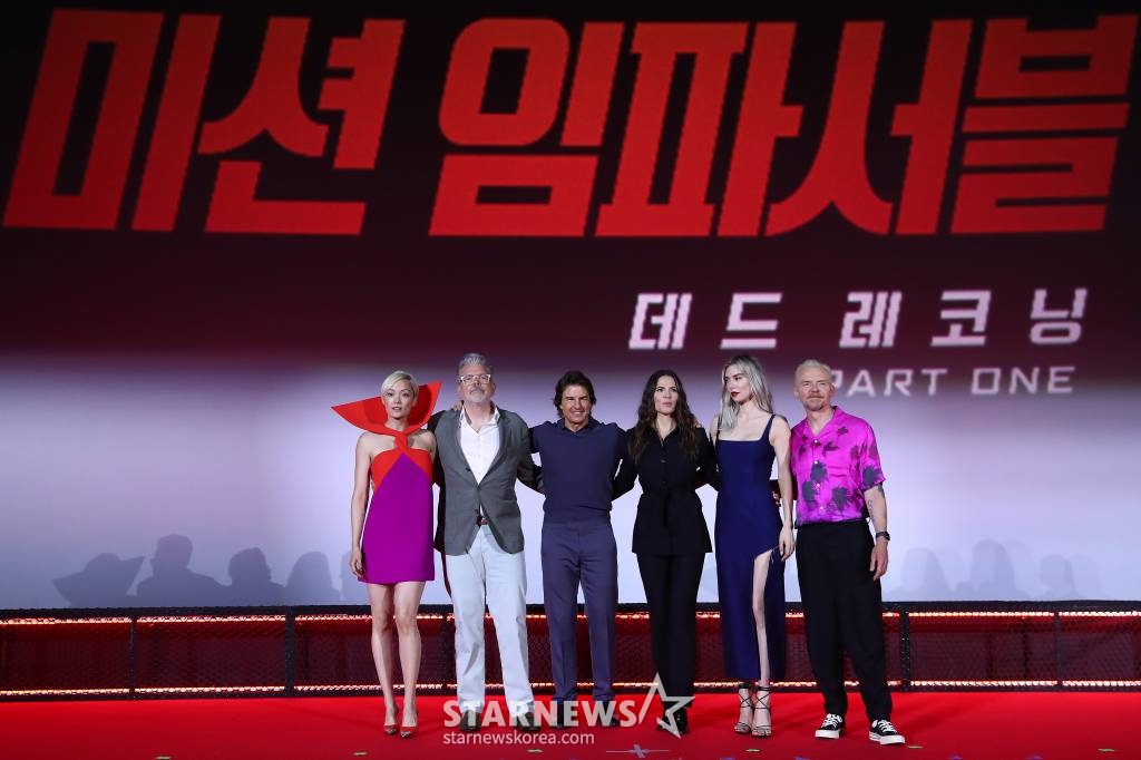 크리스토퍼 맥쿼리 감독(왼쪽 두번재), 할리우드 배우 폼 클레멘티프, 톰 크루즈, 헤일리 앳웰, 바네사 커비, 사이먼 페그가 29일 오후 서울 송파구 롯데시네마 월드타워에서 진행된 영화 '미션 임파서블: 데드 레코닝 PART ONE'(이하 미션 임파서블7) 내한 기자회견에 참석해 포즈를 취하고 있다.  '미션 임파서블7'은 모든 인류를 위협할 새로운 무기가 잘못된 자의 손에 넘어가지 않도록 추적하던 '에단 헌트'(톰 크루즈 분)와 IMF팀이 미스터리하고 강력한 적을 만나게 되면서 팀의 운명과 임무 사이 위태로운 대결을 펼치는 액션 블록버스터. 7월 12일 개봉. 2023.06.29 /사진=김창현 기자 chmt@