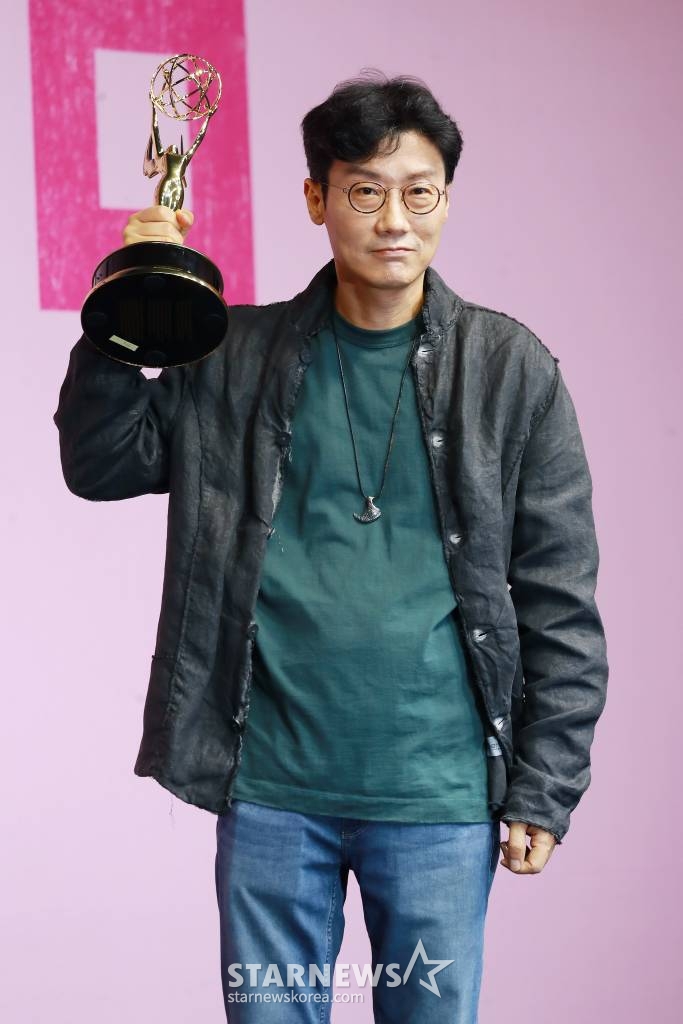 황동혁 감독이 16일 오후 서울 소공동 웨스틴 조선호텔에서 진행된 넷플릭스 오리지널 시리즈 '오징어 게임' 에미상 수상 기념 간담회에 참석해 포즈를 취하고 있다. '오징어 게임'은 제74회 프라임타임 에미상에서 비영어권 작품 최초로 최우수 드라마 시리즈 부문을 비롯 13개 부문, 총 14개 후보에 올랐으며 드라마 시리즈 부문 감독상(황동혁), 남우주연상(이정재), 드라마 시리즈 부문 여우게스트상(이유미), 내러티브 컨템포러리 프로그램 부문 프로덕션 디자인상 (1시간 이상) (채경선 외), 스턴트 퍼포먼스상 (임태훈 외), 싱글 에피소드 부문 특수시각효과상 (정재훈 외)을 수상했다. /2022.09.16 /사진=이동훈 기자 photoguy@