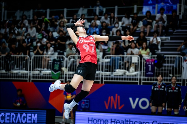 한국의 강소휘가 29일 서수원칠보체육관에서 열린 도미니카 공확국과 VNL 3주차 경기에서 서브를 넣고 있다./사진=VNL