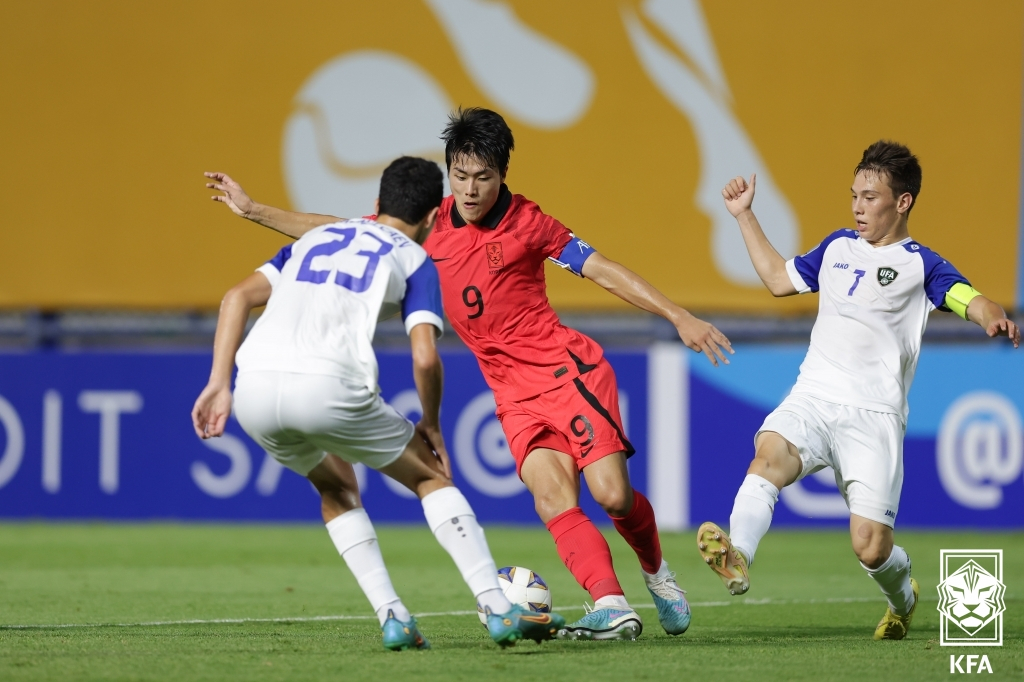 한국 U-17 축구대표팀 공격수 김명준(가운데). /사진=KFA