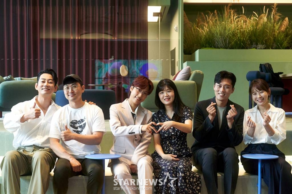 30일 오전 온라인으로 진행된 MBC 라디오 신규 DJ 기자간담회에서 '굿모닝FM 테이입니다'의 테이, 장승민PD, '두시의 데이트 재재입니다'의 재재, 홍희주PD, '여성시대 양희은, 김일중입니다' 김일중, 안정민PD가 포즈를 취하고 있다. /사진제공=MBC 2023.06.30 /사진=이동훈 기자 photoguy@