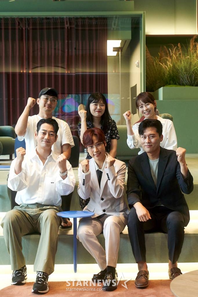 30일 오전 온라인으로 진행된 MBC 라디오 신규 DJ 기자간담회에서 '굿모닝FM 테이입니다'의 테이, 장승민PD, '두시의 데이트 재재입니다'의 재재, 홍희주PD, '여성시대 양희은, 김일중입니다' 김일중, 안정민PD가 포즈를 취하고 있다. /사진제공=MBC 2023.06.30 /사진=이동훈 기자 photoguy@