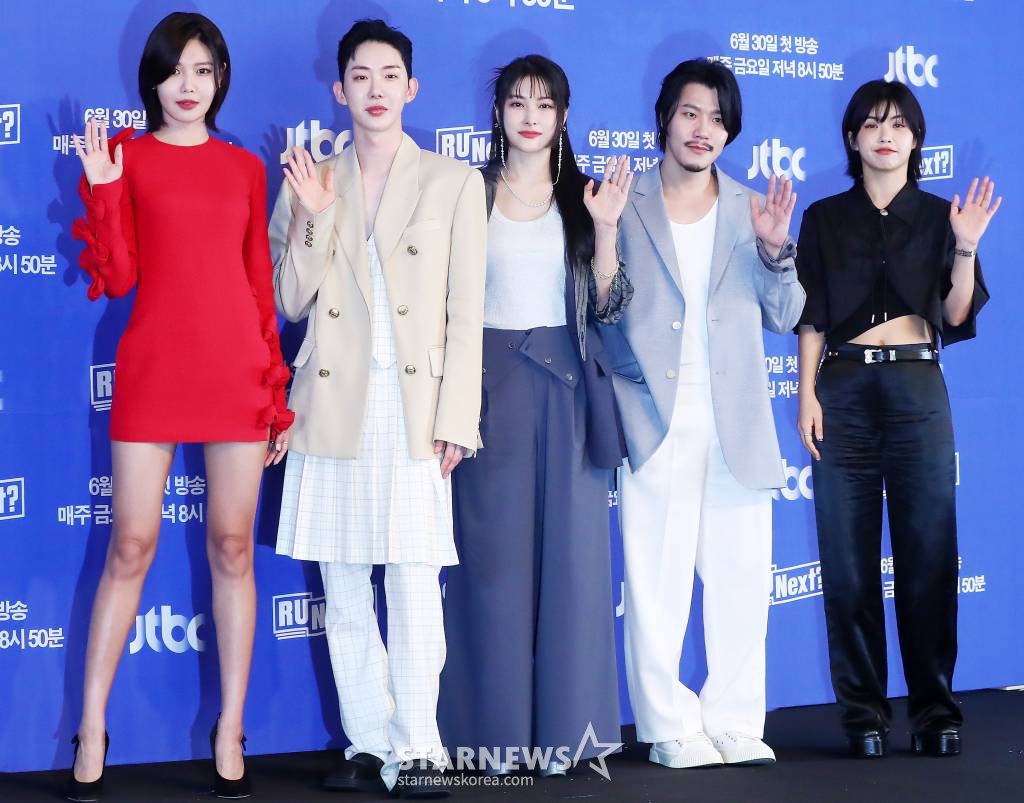 가수 최수영, 조권, 박규리, 미드낫, 댄서 아이키가 30일 오전 서울 마포구 상암동 스탠포드 서울에서 진행된 JTBC 서바이벌 예능 'R U Next?' 제작발표회에 참석해 인사말을 하고 있다. 'R U Next?'는 하이브와 CJ ENM JV 빌리프랩의 차세대 걸그룹 최종 멤버를 결정하는 프로그램이다. 데뷔를 꿈꾸는 참가자들은 체계적인 커리큘럼 안에서 트레이닝을 받고, 아이돌이 되기 위한 7개의 필수 조건이 담긴 서바이벌 관문을 하나씩 통과하며 자신의 잠재력과 스타성을 증명한다. 2023.06.30 /사진=김창현 기자 chmt@