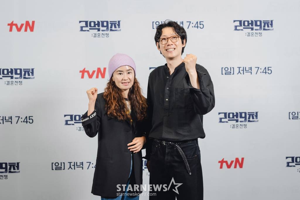 강숙경 작가, 이원웅 PD가 30일 오후 온라인으로 진행된 tvN 예능 프로그램 '2억9천 : 결혼전쟁' 제작발표회에 참석해 포즈를 취하고 있다.  '2억9천 : 결혼전쟁'은 각양각색의 사연을 가진 열 커플이 서로의 믿음과 사랑을 증명하고 결혼이라는 결승점을 향해 달려가는 과정을 담은 압도적 규모의 리얼 커플 서바이벌이다. 오는 2일 첫 방송. / 사진제공 = tvN /사진=김창현 기자 chmt@