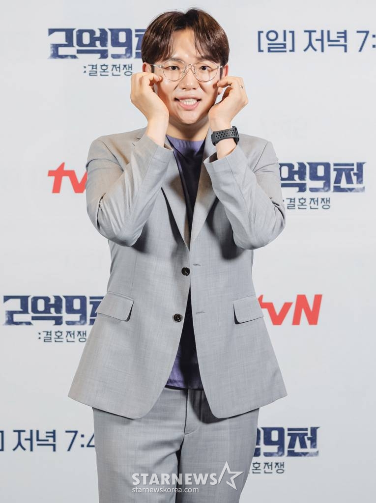 방송인 장성규가 30일 오후 온라인으로 진행된 tvN 예능 프로그램 '2억9천 : 결혼전쟁' 제작발표회에 참석해 포즈를 취하고 있다.  '2억9천 : 결혼전쟁'은 각양각색의 사연을 가진 열 커플이 서로의 믿음과 사랑을 증명하고 결혼이라는 결승점을 향해 달려가는 과정을 담은 압도적 규모의 리얼 커플 서바이벌이다. 오는 2일 첫 방송. / 사진제공 = tvN  방송인 장성규가 30일 오후 온라인으로 진행된 tvN 예능 프로그램 '2억9천 : 결혼전쟁' 제작발표회에 참석해 포즈를 취하고 있다.  '2억9천 : 결혼전쟁'은 각양각색의 사연을 가진 열 커플이 서로의 믿음과 사랑을 증명하고 결혼이라는 결승점을 향해 달려가는 과정을 담은 압도적 규모의 리얼 커플 서바이벌이다. 오는 2일 첫 방송. / 사진제공 = tvN /사진=김창현 기자 chmt@