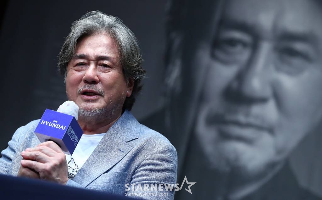 배우 최민식이 30일 오후 경기 부천시 현대백화점 중동점에서 진행된 제27회 부천국제판타스틱영화제(BIFAN) 특별전 '최민식을 보았다' 기자회견에서 취재진 질의에 답하고 있다. 제27회 부천국제판타스틱영화제는 내달 9일까지 부천시 일대에서 열린다. 2023.06.30 /사진=김창현 기자 chmt@