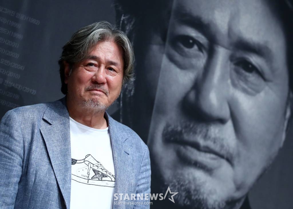 배우 최민식이 30일 오후 경기 부천시 현대백화점 중동점에서 진행된 제27회 부천국제판타스틱영화제(BIFAN) 특별전 '최민식을 보았다' 기자회견에서 포즈를 취하고 있다. 제27회 부천국제판타스틱영화제는 내달 9일까지 부천시 일대에서 열린다. 2023.06.30 /사진=김창현 기자 chmt@