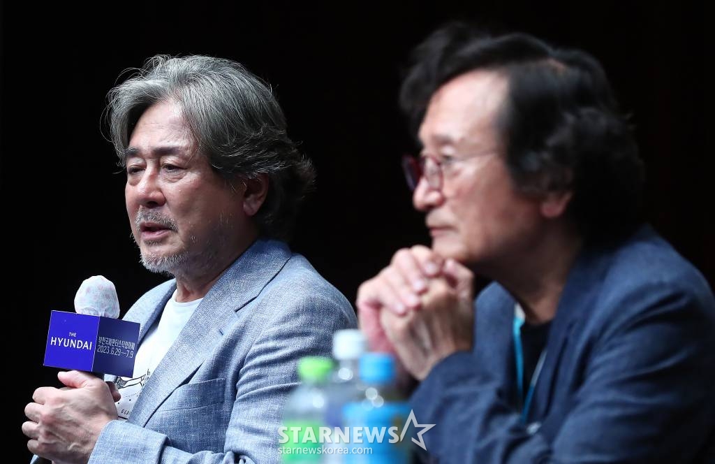 배우 최민식이 30일 오후 경기 부천시 현대백화점 중동점에서 진행된 제27회 부천국제판타스틱영화제(BIFAN) 특별전 '최민식을 보았다' 행사에서 취재진 질의에 답하고 있다. 제27회 부천국제판타스틱영화제는 내달 9일까지 부천시 일대에서 열린다. 2023.06.30 /사진=김창현 기자 chmt@