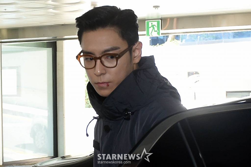 사회복무요원으로 근무 중인 아이돌그룹 빅뱅 멤버 탑(32, 최승현)이 6일 오전 마지막 근무를 위해 서울 용산공예관으로 출근하고 있다. 탑은 지난 2017년 2월 의무경찰에 합격, 논산에서 군 복무를 시작한 이후 2017년 6월 입대 전 대마초를 흡연한 사실이 드러나 의경에서 직위해제 됐고 이후 용산구청 산하 용산공예관에서 사회복무요원으로 대체 복무를 시작해 지난 2018년부터 사회복무요원에게 적용되는 군 복무 단축 규정에 따라 27일 가량 복무 기간이 줄어들었다. /사진=임성균 기자 tjdrbs23@