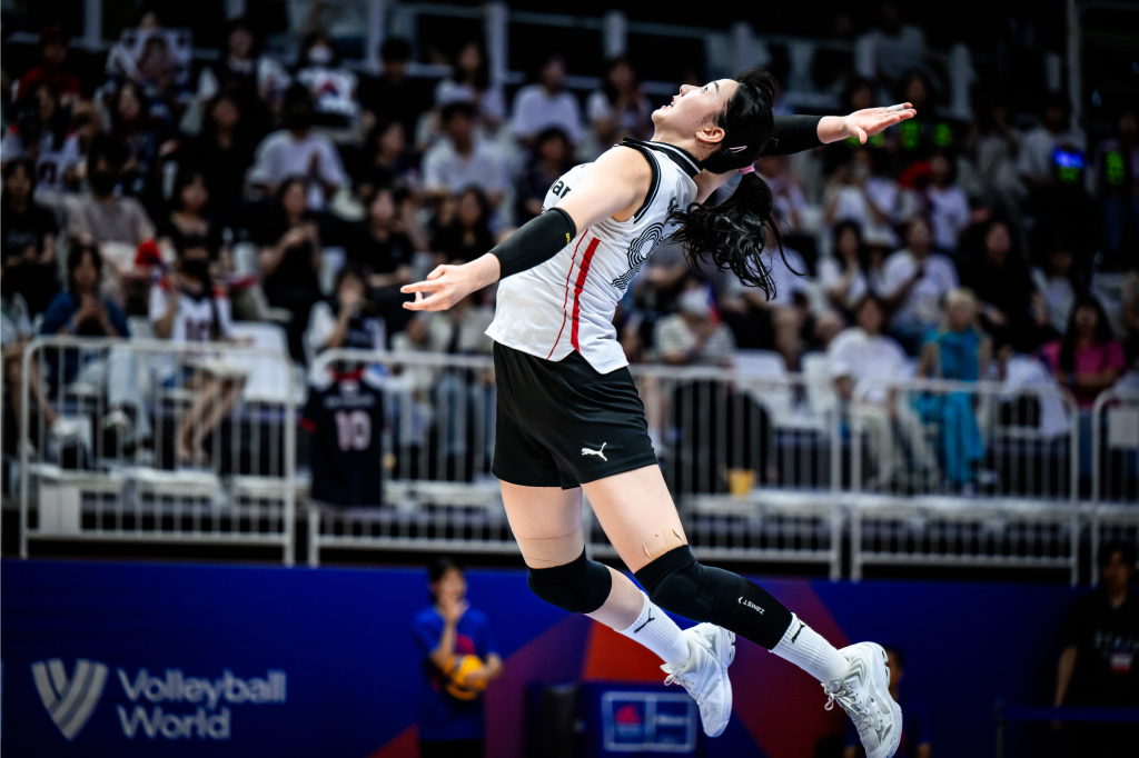 한국의 강소휘가 1일 경기도 수원시 권선구에 위치한 서수원칠보체육관에서 열린 2023 VNL 3주 차 중국과 경기에서 서브를 넣고 있다. /사진=VNL
