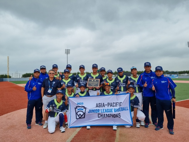 12세 이하 한국 리틀야구 대표팀이 지난달 26일 경기도 화성드림파크에서 펼쳐진 아시아-태평양 지역 예선에서 대만을 꺾고 기념 사진을 촬영했다. 하지만 이후 부적격 선수 출전이라는 이유로 몰수패가 선언, 월드시리즈 본선 진출권을 박탈당했다. /사진=한국리틀야구연맹