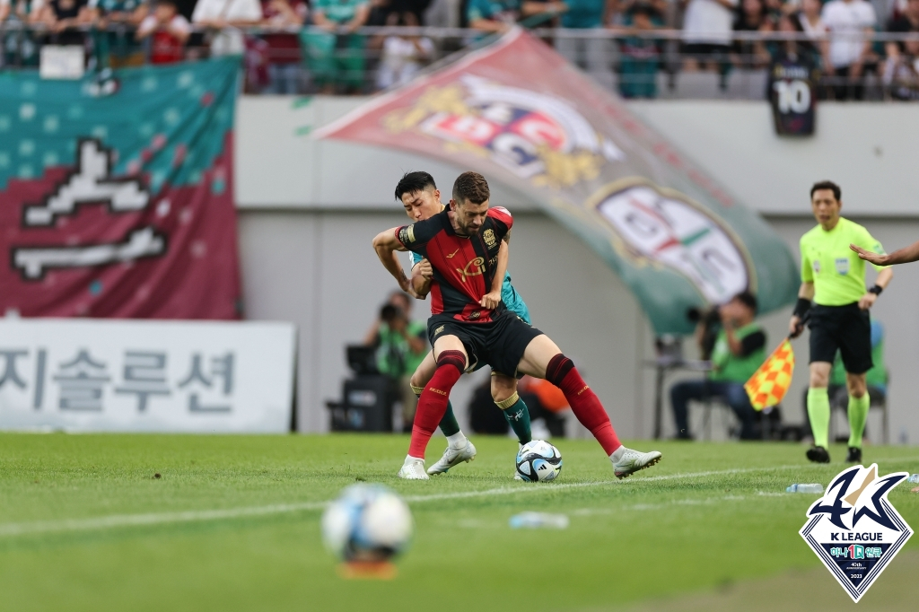 서울 미드필더 오스마르가 볼경합을 펼치고 있다. /사진=한국프로축구연맹