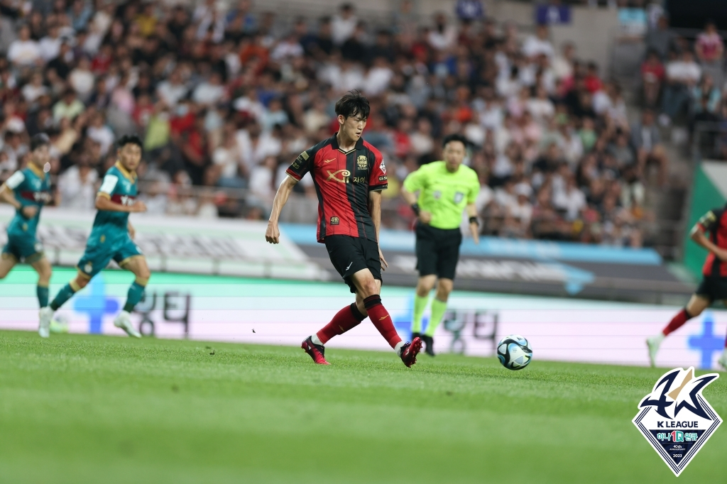 서울 미드필더 이승모가 패스를 시도하고 있다. /사진=한국프로축구연맹