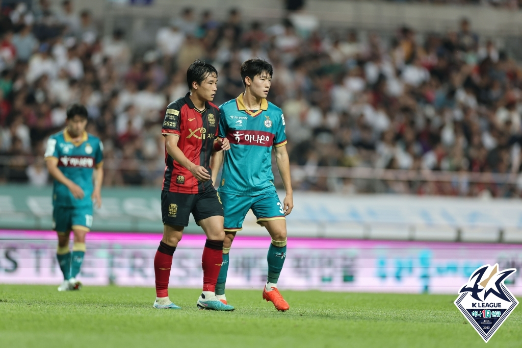 이태석(왼쪽) 배준호가 몸 싸움을 벌이고 있다. /사진=한국프로축구연맹