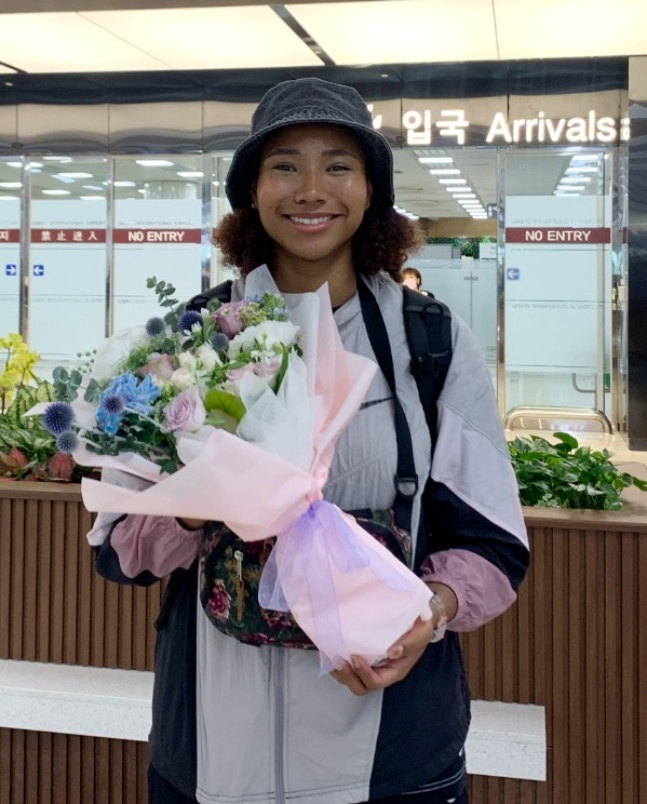 흥국생명의 레이나 토코쿠가 한국 입국 후 환하게 웃고 있다. /사진=흥국생명 배구단