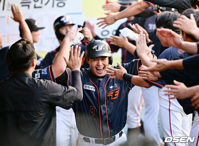 한화 노시환(가운데)이 1일 대구 삼성라이온즈파크에서 열린 삼성과 원정 경기에서 홈런 후 더그아웃에서 축하받고 있다.