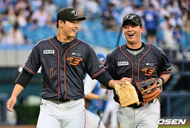 한화 문동주가 지난 6월 30일 대구 삼성라이온즈파크에서 3회말 2사 삼성 안주형을 유격수 땅볼로 잡고 노시환과 기뻐하고 있다.