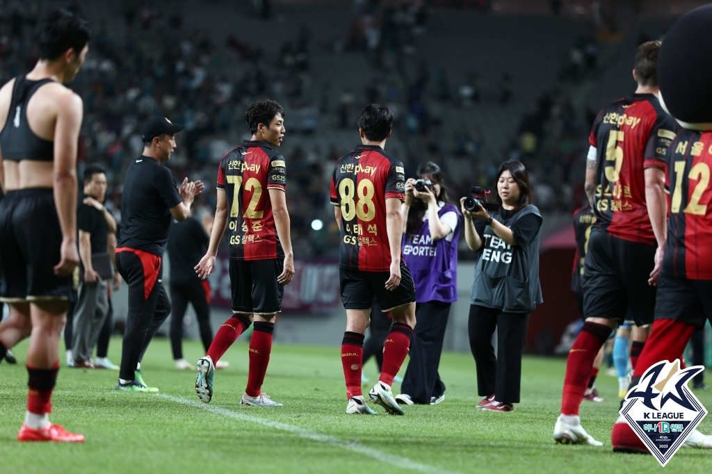 서울 선수들이 경기가 끝난 뒤 라커룸으로 향하고 있다. /사진=한국프로축구연맹