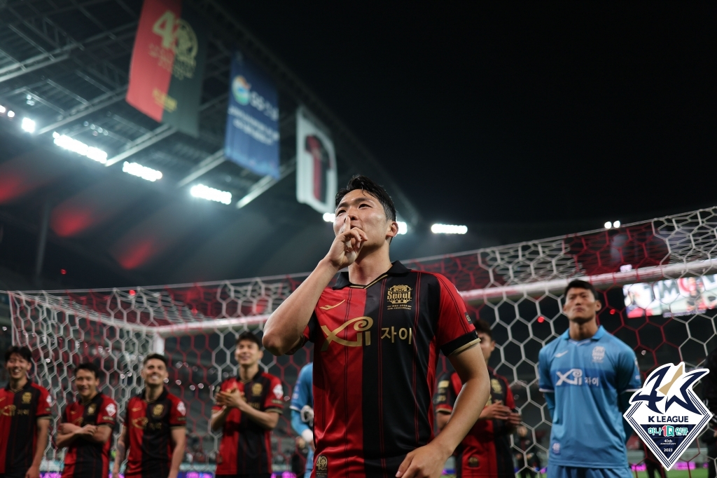 나상호(가운데)가 지난 5월 9일 광주전에서 팬들에게 인사하고 있다. /사진=한국프로축구연맹