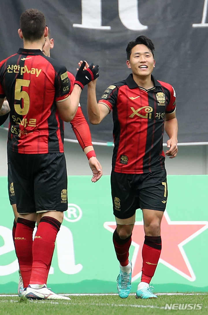 나상호(오른쪽)가 지난 3월 울산전에서 골을 넣고 기뻐하고 있다. /사진=뉴시스