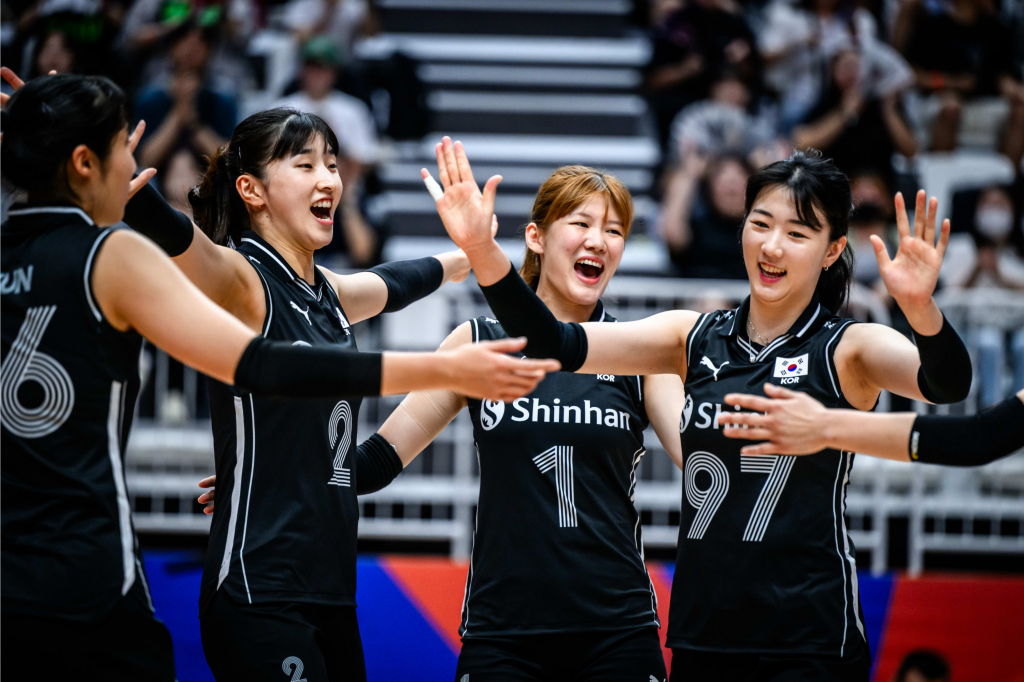 한국 선수단이 2일 경기도 수원시 권선구에 위치한 서수원칠보체육관에서 열린 2023 VNL 3주 차 폴란드와 경기에서 득점 후 기뻐하고 있다. /사진=VNL