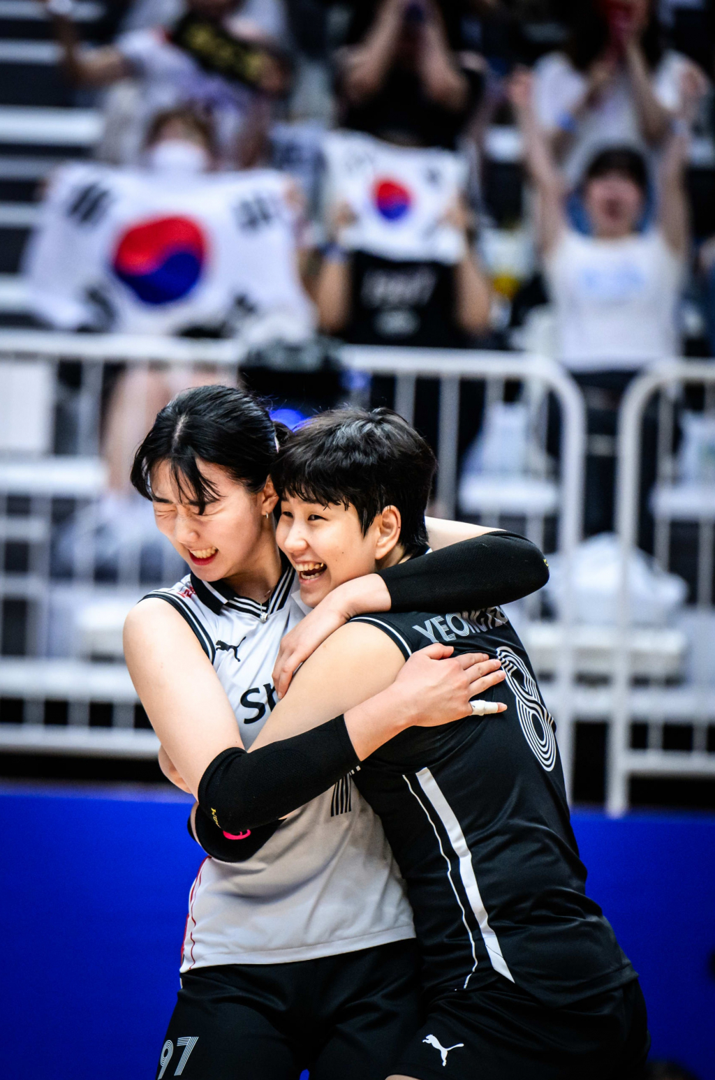 한국의 강소휘(왼쪽)이 지난 1일 경기도 수원시에 위치한 서수원칠보체육관에서 열린 중국과 2023 VNL 3주차 경기에서 득점 후 신연경과 함께 기뻐하고 있다. /사진=VNL 공식 홈페이지