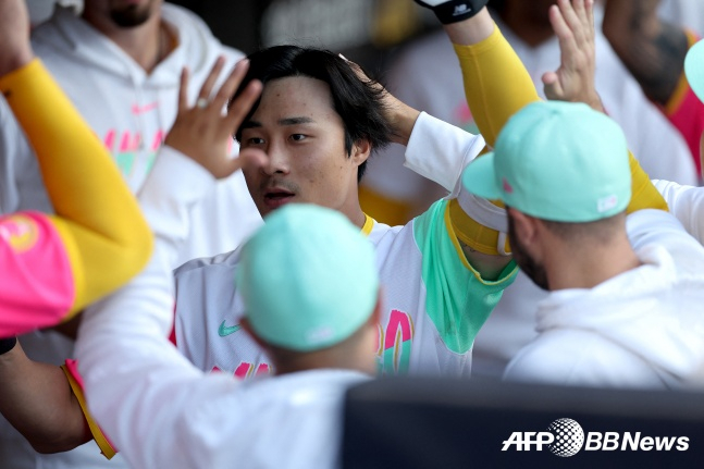 김하성(가운데)이 지난달 24일 워싱턴과 홈 경기에서 1회말 리드오프 홈런을 때려내고 동료들의 축하를 받고 있다. /AFPBBNews=뉴스1