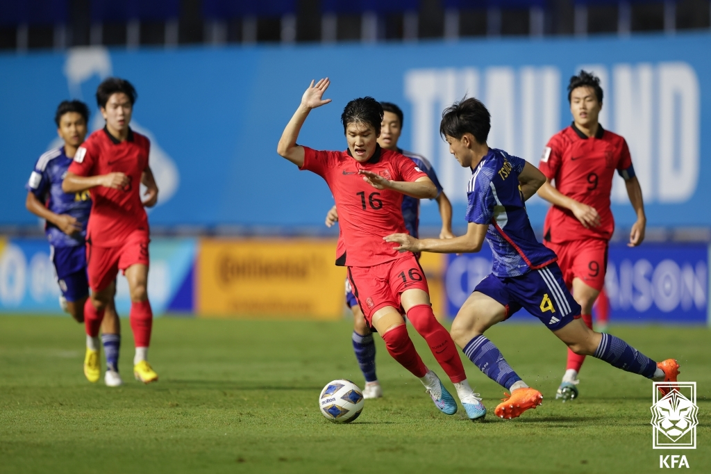 한국 U-17대표팀 미드필더 임현섭(가운데)이 2일(한국시간) 태국 빠뚬타니 스타디움에서 열린 아시안컵 결승전에서 드리블을 시도하고 있다. /사진=대한축구협회