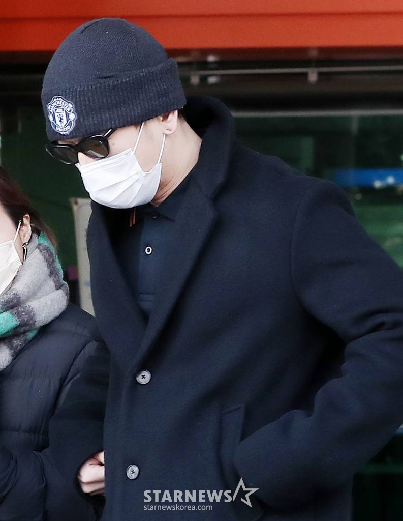 래퍼 던밀스의 아내 A씨의 신체 일부를 몰래 카메라로 촬영, 유포한 혐의로 불구속 기소된 래퍼 뱃사공(김진우·36)이 16일 오전 서울 마포구 서부지방법원에서 진행된 첫 공판기일을 마친 뒤 법원을 나서고 있다. 뱃사공은 지난해 5월 A씨의 폭로 이후 3일 만에 자신의 논란을 인정하며 "제가 잘못한 부분에 대해서 사과하고 반성하겠다. 피해자분이 고소하지는 않으셨지만 죗값을 치르는 게 순리라고 생각돼 경찰서에 왔다. 성실히 조사 받고 다시는 이런 일이 없도록 평생 반성하겠다"면서 경찰에 자수, 성폭력범죄의 처벌 등에 관한 특례법 위반 혐의로 검찰에 송치됐다. 2023.01.16. /사진=김창현 기자 chmt@