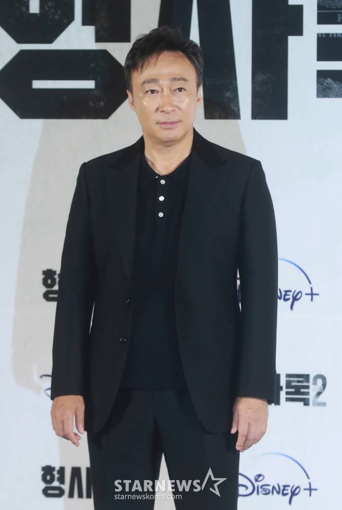 배우 이성민이 3일 오후 서울 CGV용산아이파크몰에서 진행된 디즈니플러스 오리지널 시리즈 '형사록 시즌2' 언론시사회에 참석해 포즈를 취하고 있다. 협박범 '친구'의 숨은 배후를 쫓기 위해 다시 돌아온 강력계 형사 택록의 마지막 반격을 그린 웰메이드 범죄 스릴러 '형사록 시즌2'는 오는 5일 공개된다. /2023.07.03 /사진=이동훈 기자 photoguy@