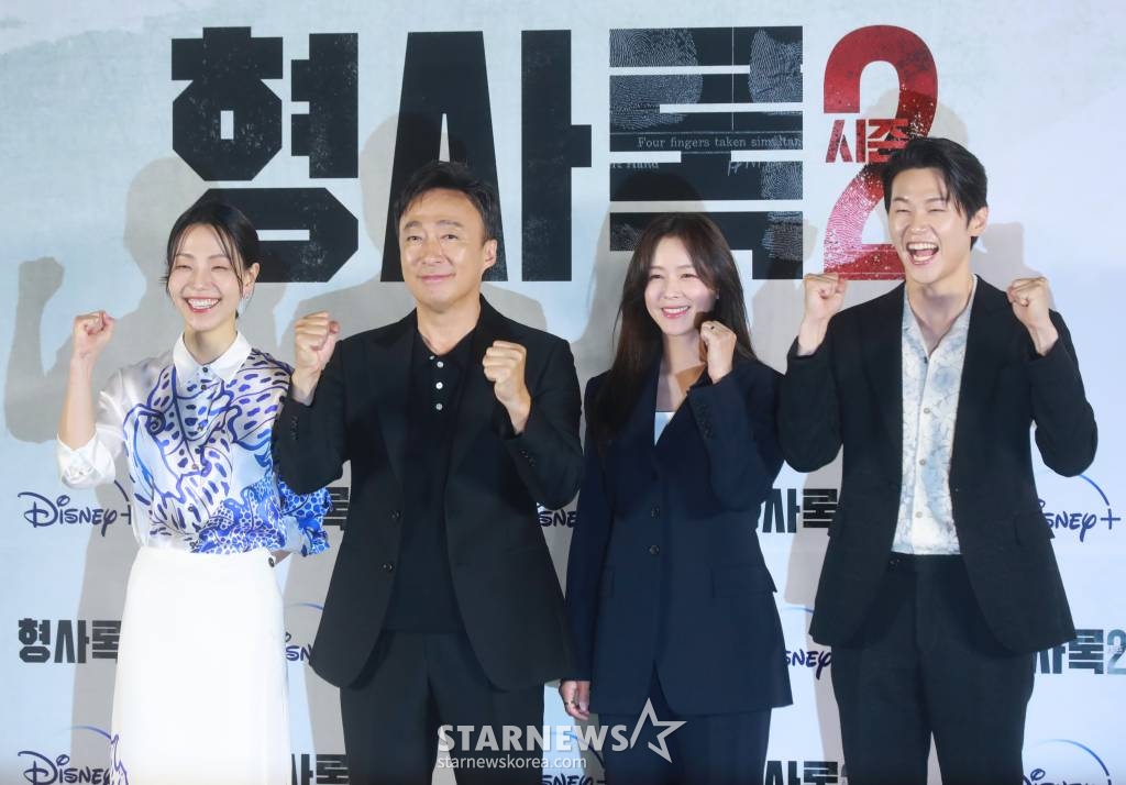 배우 김신록, 이성민, 경수진, 이학주가 3일 오후 서울 CGV용산아이파크몰에서 진행된 디즈니플러스 오리지널 시리즈 '형사록 시즌2' 언론시사회에 참석해 포즈를 취하고 있다. 협박범 '친구'의 숨은 배후를 쫓기 위해 다시 돌아온 강력계 형사 택록의 마지막 반격을 그린 웰메이드 범죄 스릴러 '형사록 시즌2'는 오는 5일 공개된다. /2023.07.03 /사진=이동훈 기자 photoguy@