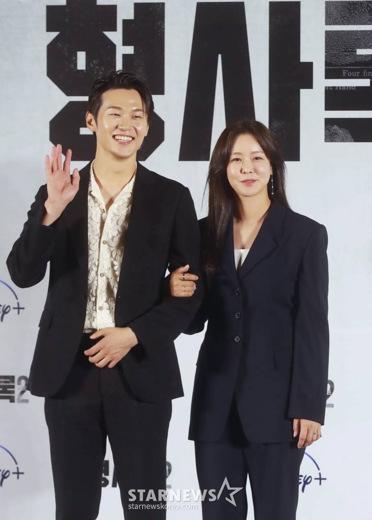 배우 이학주, 경수진이 3일 오후 서울 CGV용산아이파크몰에서 진행된 디즈니플러스 오리지널 시리즈 '형사록 시즌2' 언론시사회에 참석해 포즈를 취하고 있다. 협박범 '친구'의 숨은 배후를 쫓기 위해 다시 돌아온 강력계 형사 택록의 마지막 반격을 그린 웰메이드 범죄 스릴러 '형사록 시즌2'는 오는 5일 공개된다. /2023.07.03 /사진=이동훈 기자 photoguy@