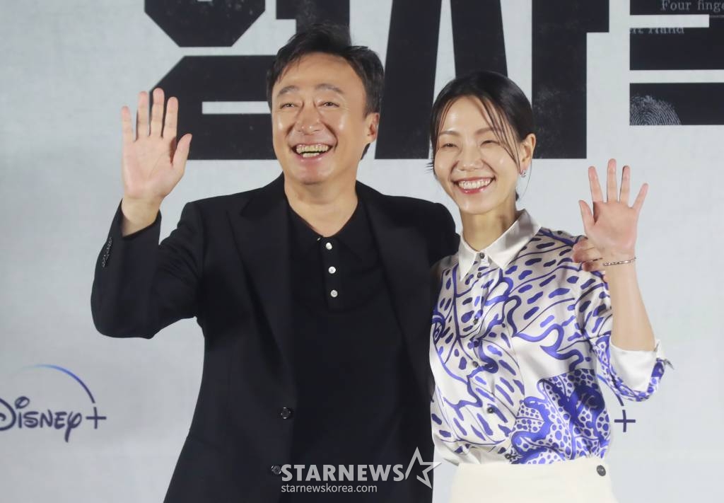 배우 이성민, 김신록이 3일 오후 서울 CGV용산아이파크몰에서 진행된 디즈니플러스 오리지널 시리즈 '형사록 시즌2' 언론시사회에 참석해 포즈를 취하고 있다. 협박범 '친구'의 숨은 배후를 쫓기 위해 다시 돌아온 강력계 형사 택록의 마지막 반격을 그린 웰메이드 범죄 스릴러 '형사록 시즌2'는 오는 5일 공개된다. /2023.07.03 /사진=이동훈 기자 photoguy@
