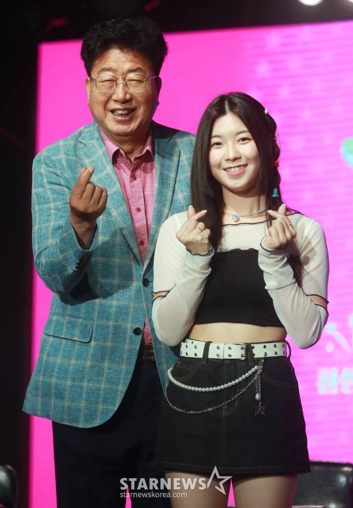 작곡가 김동찬, 가수 성민지가 4일 오전 서울 마포구 롤링홀에서 진행된 첫 미니 앨범 '슈퍼스타' 발매기념 쇼케이스에서 포즈를 취하고 있다. 이번 앨범에는 데뷔 후 톡톡 튀는 발랄함과 밝은 에너지로 트로트 샛별로 떠오른 성민지의 매력을 담은 더블 타이틀곡을 포함해 신곡 다섯 곡과 리메이크 트랙, MR 트랙 등 총 8개 트랙이 수록됐다. /2023.07.04 /사진=이동훈 기자 photoguy@