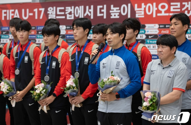 U-17 축구대표팀이 4일 인천국제공항을 통해 귀국했다. 변성환(앞줄 오른쪽 2번째) 감독이 소감을 말하고 있다. /사진=뉴스1