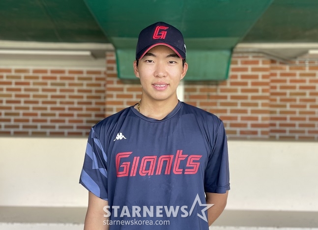 롯데 김민석이 최근 스타뉴스와 인터뷰 후 포즈를 취하고 있다. /사진=양정웅 기자
