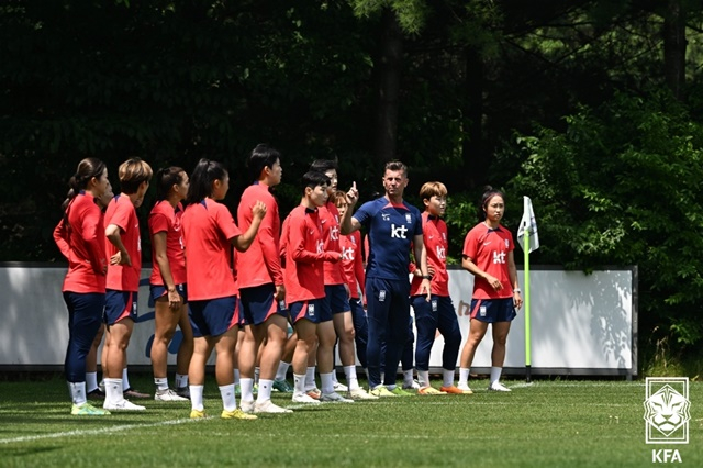 훈련 지도하는 콜린 벨 감독(가운데 파란색 훈련복). /사진=대한축구협회 제공