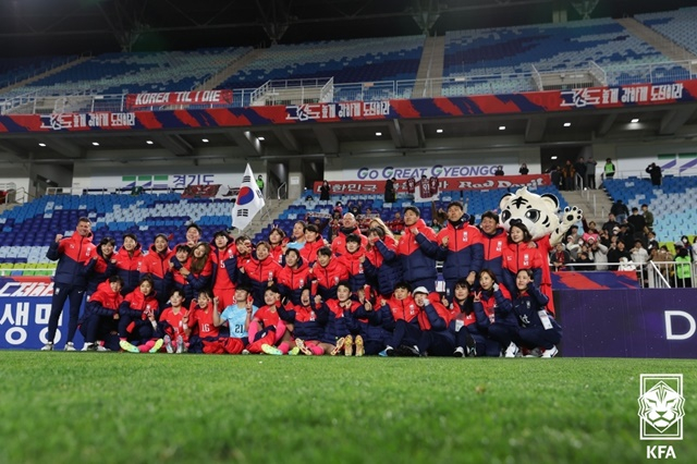 팬들과 기념사진 찍는 여자축구대표팀. /사진=대한축구협회 제공