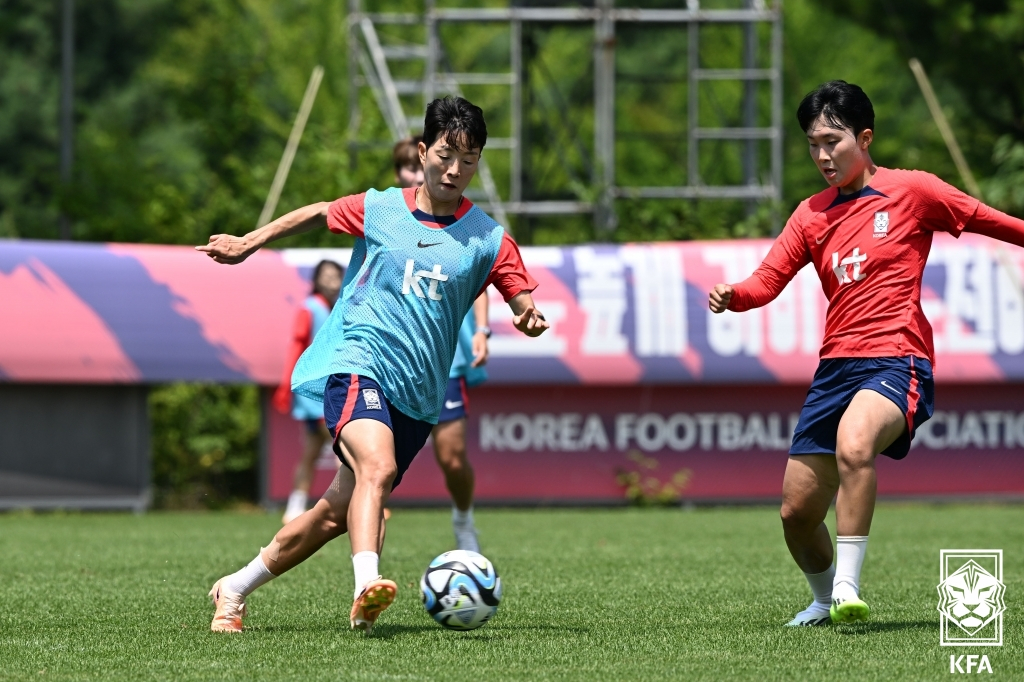 김혜리(왼쪽)와 장유빈. /사진=대한축구협회