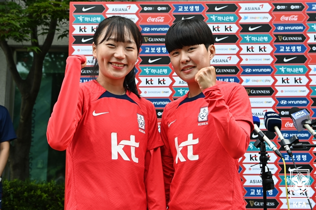 장슬기(왼쪽)와 지소연. /사진=대한축구협회