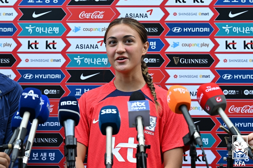인터뷰하는 케이시 유진 페어. /사진=대한축구협회