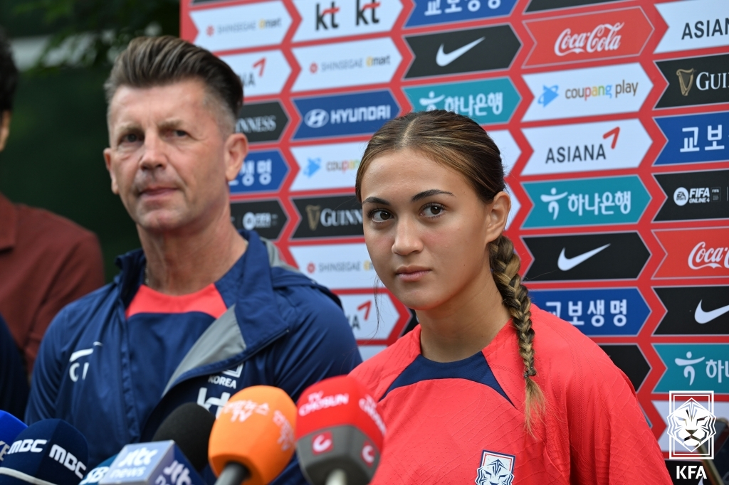 케이시 유진 페어(오른쪽)가 5일 파주 NFC에서 콜린 벨 한국 여자 축구대표팀 감독이 지켜보는 가운데 인터뷰를 하고 있다. /사진=대한축구협회