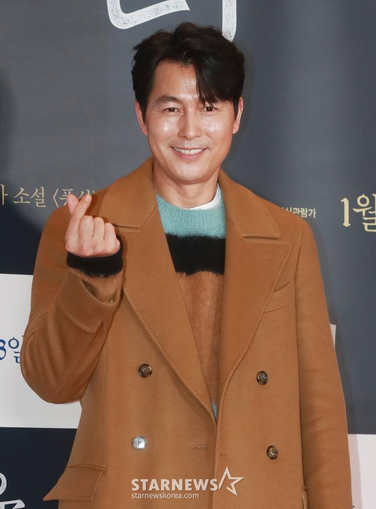 배우 정우성이 12일 오후 서울 CGV용산아이파크몰에서 진행된 영화 '유령'(감독 이해영) VIP시사회에 참석해 포즈를 취하고 있다. 933년 경성, 조선총독부에 항일조직이 심어놓은 스파이 '유령'으로 의심받으며 외딴 호텔에 갇힌 용의자들이 의심을 뚫고 탈출하기 위해 벌이는 사투와 진짜 '유령'의 멈출 수 없는 작전을 그린 영화 '유령'은 오는 18일 개봉한다. /2023.01.12 /사진=이동훈 기자 photoguy@