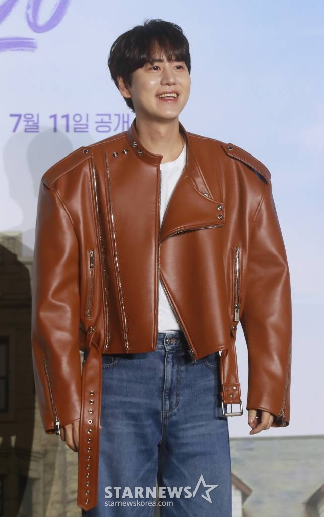 가수 규현이 6일 오전 서울 CGV용산아이파크몰에서 진행된 넷플릭스 예능 '19/20'(열아홉 스물) 제작발표회에 참석해 포즈를 취하고 있다. 열아홉의 마지막 일주일과 스물의 첫 일주일 그 사이, 아직은 서툴고 풋풋한 Z세대들의 특별한 성장의 순간을 기록한 청춘 리얼리티 예능 '19/20'은 오는 11일 공개된다. /2023.07.06 /사진=이동훈 기자 photoguy@