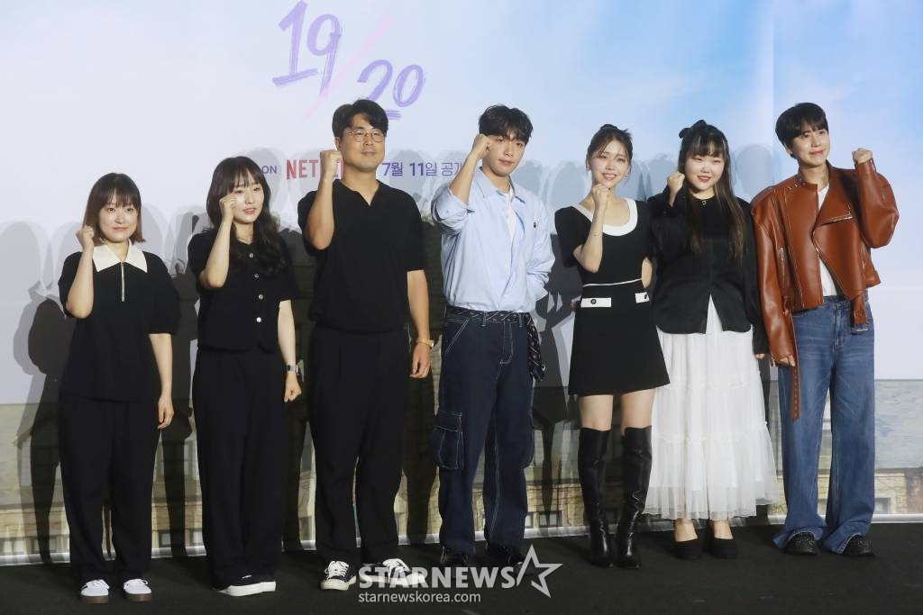 박수지PD, 김정현PD, 김재원PD, 정세운, 김지은, 이수현, 규현이 6일 오전 서울 CGV용산아이파크몰에서 진행된 넷플릭스 예능 '19/20'(열아홉 스물) 제작발표회에 참석해 포즈를 취하고 있다. 열아홉의 마지막 일주일과 스물의 첫 일주일 그 사이, 아직은 서툴고 풋풋한 Z세대들의 특별한 성장의 순간을 기록한 청춘 리얼리티 예능 '19/20'은 오는 11일 공개된다. /2023.07.06 /사진=이동훈 기자 photoguy@