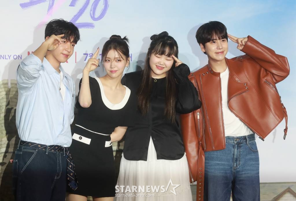 정세운, 김지은, 이수현, 규현이 6일 오전 서울 CGV용산아이파크몰에서 진행된 넷플릭스 예능 '19/20'(열아홉 스물) 제작발표회에 참석해 포즈를 취하고 있다. 열아홉의 마지막 일주일과 스물의 첫 일주일 그 사이, 아직은 서툴고 풋풋한 Z세대들의 특별한 성장의 순간을 기록한 청춘 리얼리티 예능 '19/20'은 오는 11일 공개된다. /2023.07.06 /사진=이동훈 기자 photoguy@