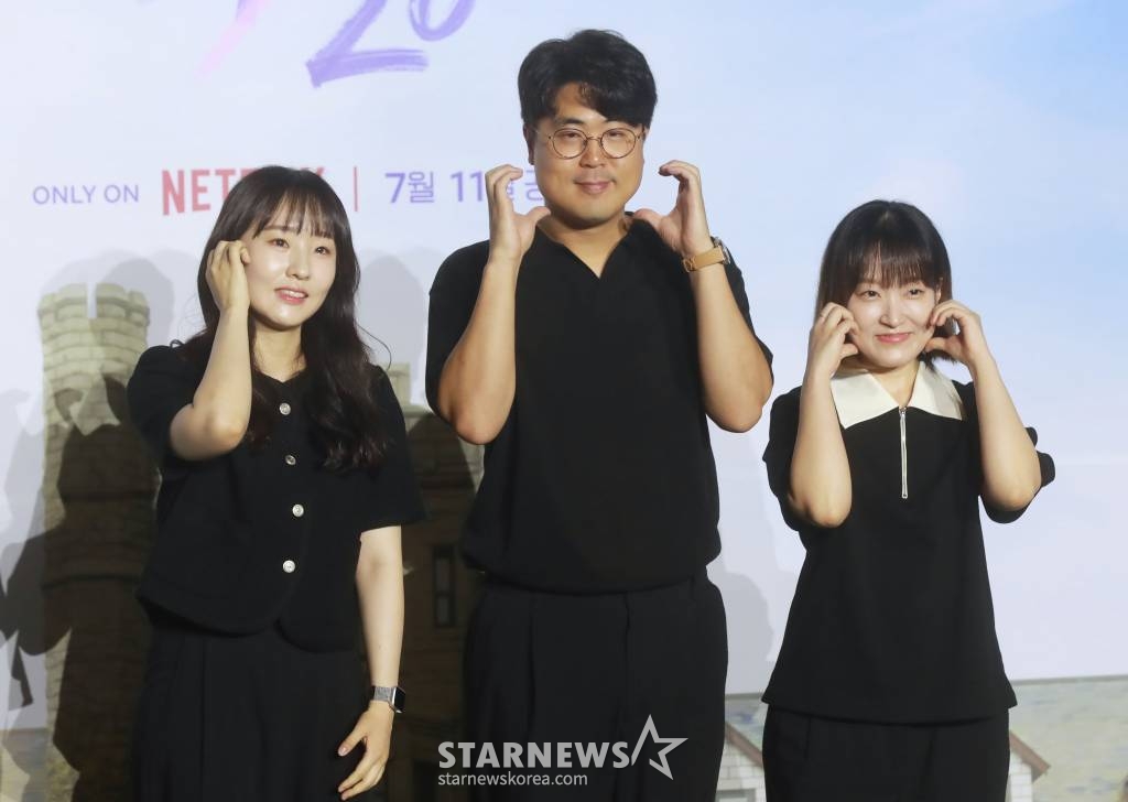 김정현, 김재원, 박수지 PD가 6일 오전 서울 CGV용산아이파크몰에서 진행된 넷플릭스 예능 '19/20'(열아홉 스물) 제작발표회에 참석해 포즈를 취하고 있다. 열아홉의 마지막 일주일과 스물의 첫 일주일 그 사이, 아직은 서툴고 풋풋한 Z세대들의 특별한 성장의 순간을 기록한 청춘 리얼리티 예능 '19/20'은 오는 11일 공개된다. /2023.07.06 /사진=이동훈 기자 photoguy@